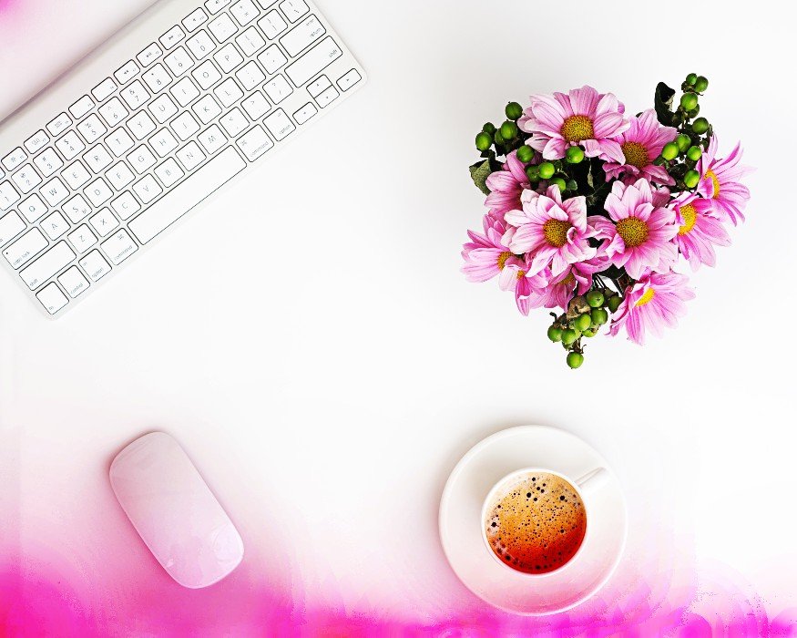 Hompage image displaying keyboard flowers and coffee